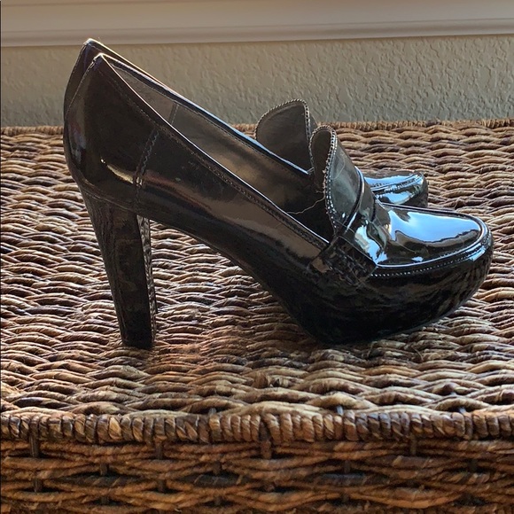 Me Too Black Patent Leather Heels - Picture 2 of 4